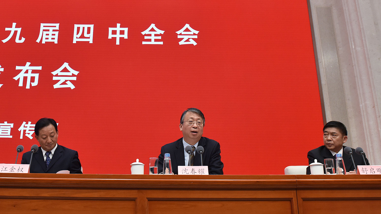 图为,2019年11月1日,江金权(左)出席中共十九届四中全会新闻发布会。(AFP) 图为,2019年11月1日,江金权(左)出席中共十九届四中全会新闻发布会。(AFP)