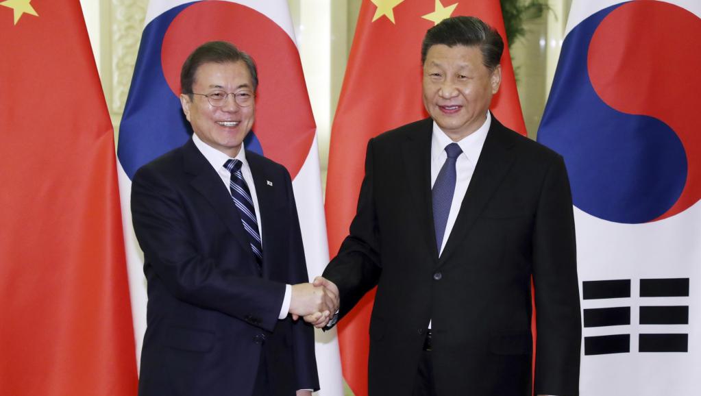 韩国总统文在寅(左)与中国国家主席习近平2019年12月23日北京人大会堂
