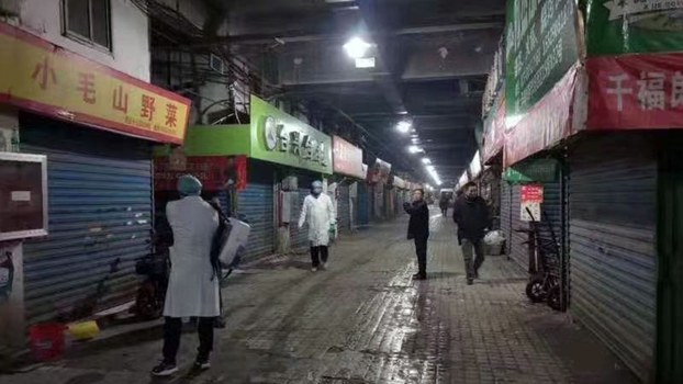 武汉爆发疑似非典疫情,防疫人员为此在当地的华南海鲜市场内消毒。(网民提供/记者乔龙)
