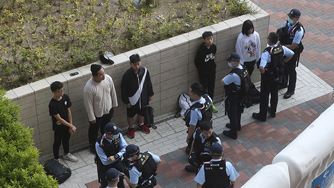 2020年1月24日,警察在香港一座高铁站拘捕抗议民众。(美联社)