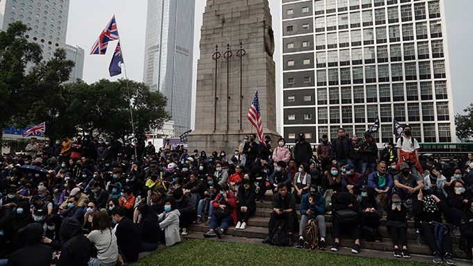2020年1月19日,部分民众继续在香港街头抗议。(美联社)