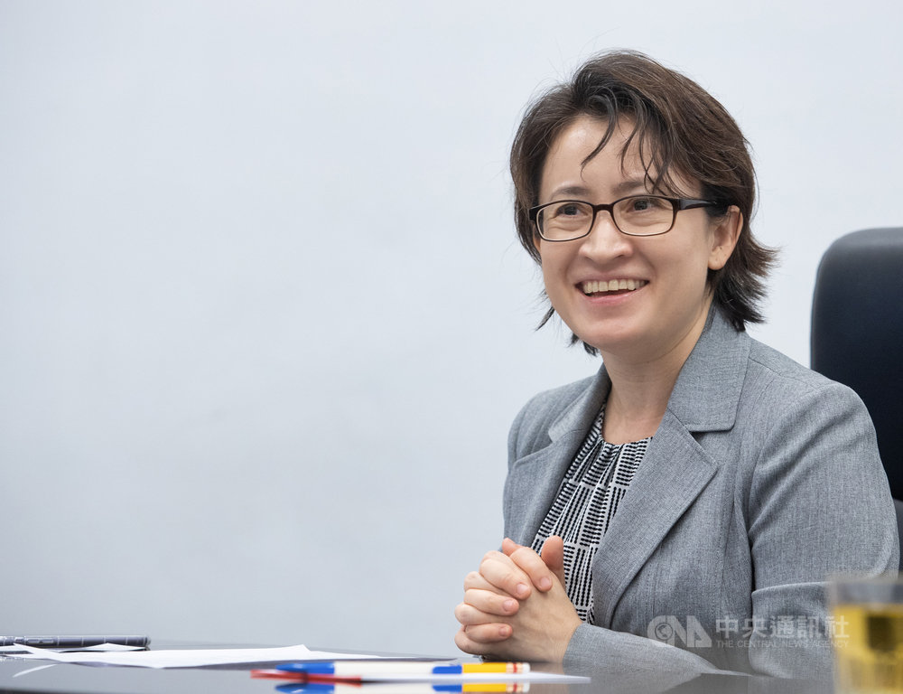 台灣首位女性駐美代表蕭美琴希望藉由文化、體育、美食等「軟性」外交,提升台美關係,她也說明駐美工作的最終目標,就是讓台灣人可以身為「台灣人」為榮。中央社記者謝佳璋攝 109年7月12日