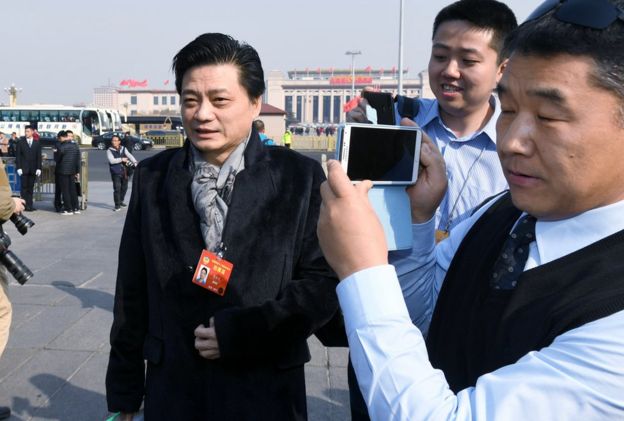 全国政协十二届五次会议在北京人民大会堂开幕,崔永元委员步入会场。