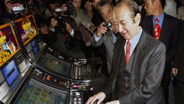 何鸿燊在里斯本其新开幕赌场察看一台老虎机（19/4/2006）