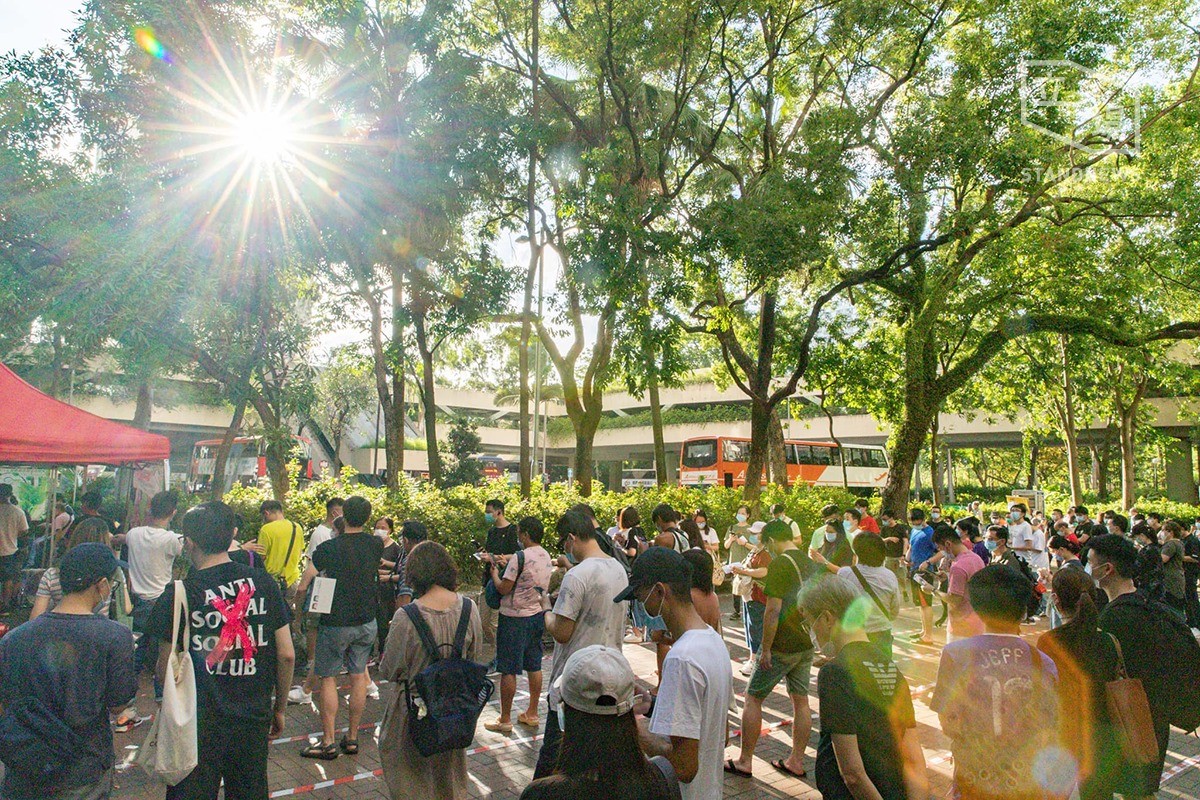 7 月 11 日,民主派初選首日,市民於大埔一個票站外排隊輪候投票。