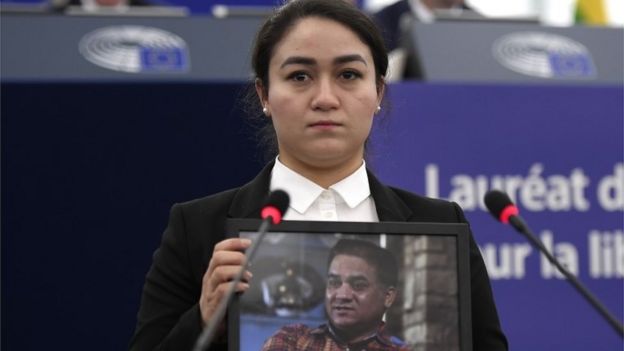 伊力哈木的女儿出席颁奖典礼并讲话。