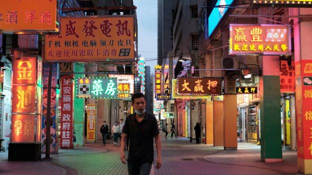 澳门一处赌场区一名男子走过空荡的街道（24/3/2020）