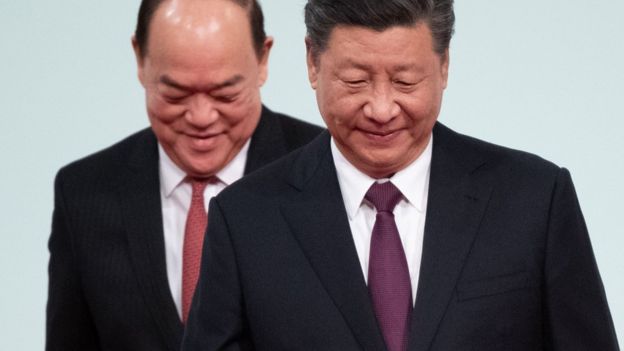 澳门特区政府就职典礼上贺一诚（左）走在习近平后面（20/12/2019）