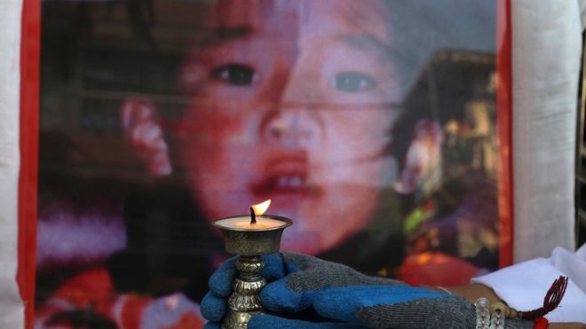 2020年,根敦确吉尼玛31岁生日时,藏民在他的照片前点亮蜡烛。