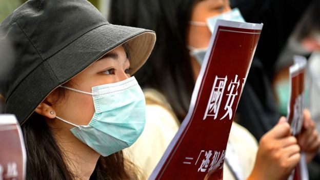 在台北,一批香港和台湾学生示威抗议港版《国安法》。
