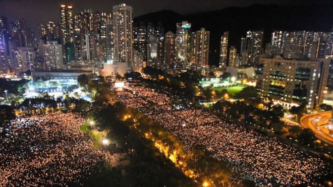 30年来,维多利亚公园的六四纪念晚会,不论风雨,烛光依旧。