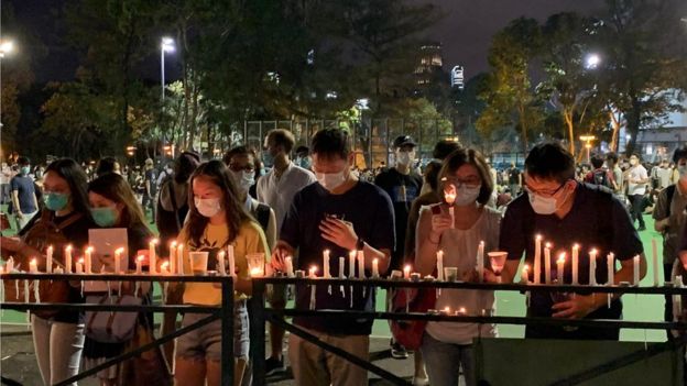 今年香港市民仍然可以用烛光点亮维园悼念,但很多人担心《国安法》实施后,悼念晚会将难以举行。