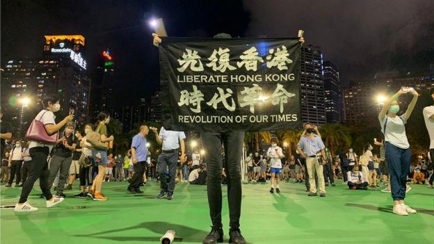集会人士高举各种“反修例”标语。