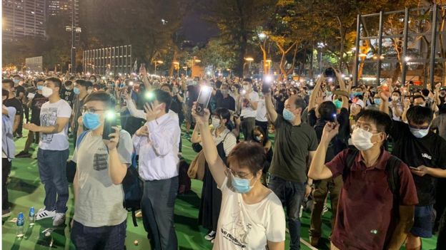 今年香港市民仍然可以用悼念烛光点亮维园,但很多人担心《国安法》实施后,悼念晚会将难以举行。