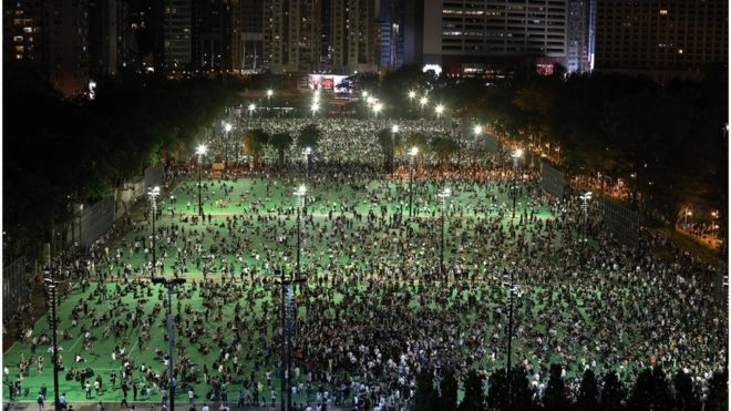 市民无视警方禁令,坚持到香港维多利亚公园参与悼念活动。