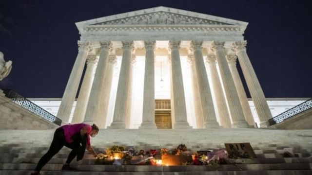 人们在最高法院门前摆放鲜花悼念已故大法官金斯伯格