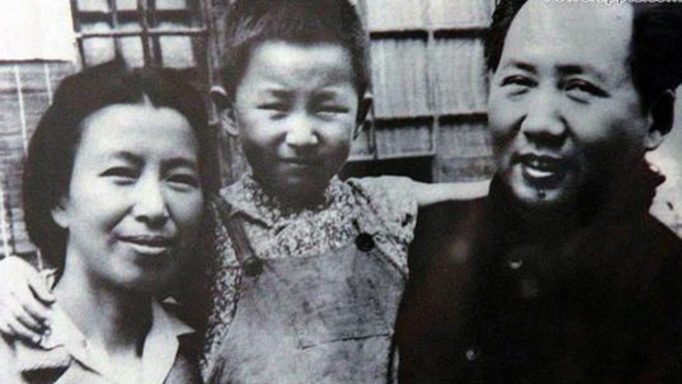 毛泽东和江青以及女儿李讷。(Public Domain)
