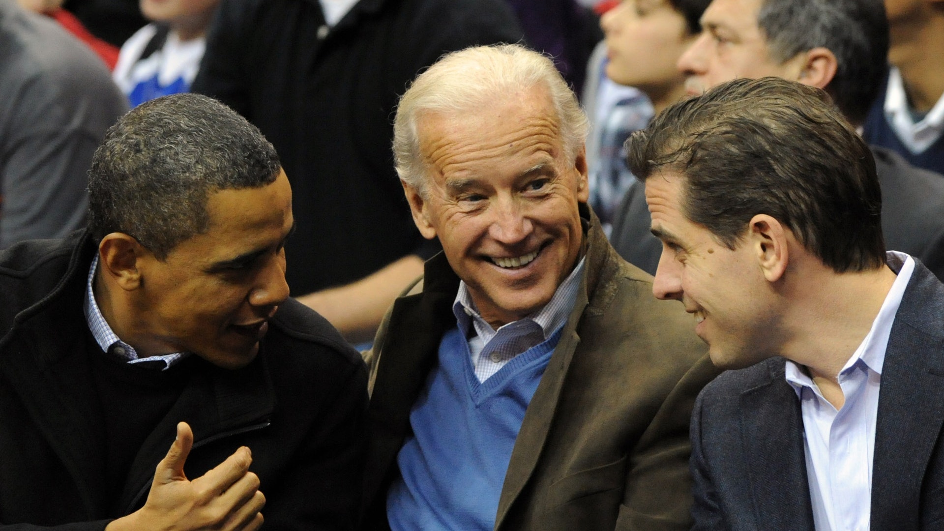 美國大選：圖為2010年1月30日，時任美國總統奧巴馬（左）、副總統拜登（中）及拜登的兒子亨特（右）在首都華盛頓觀看籃球比賽。（Getty）