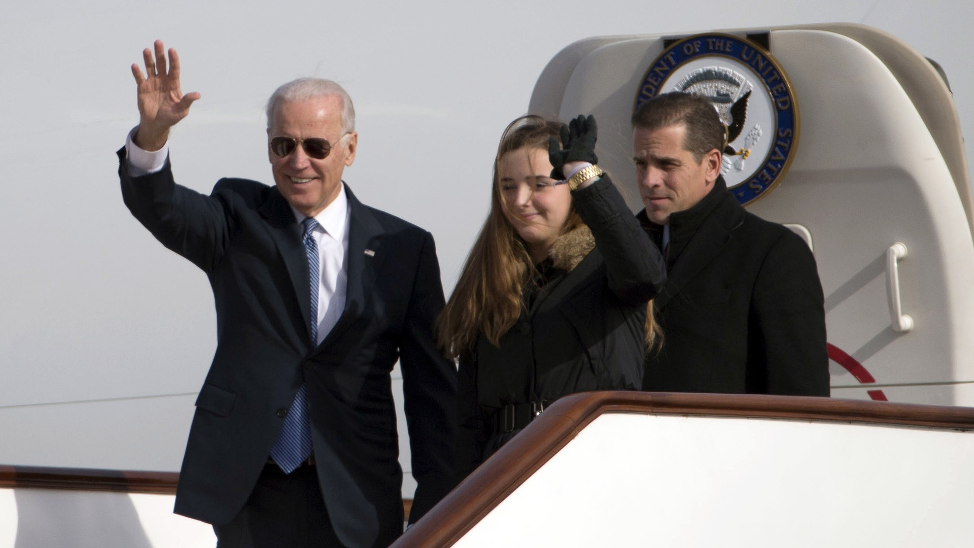 美國大選：圖為2013年12月4日，時任美國副總統拜登（左）、其孫女（中）及兒子亨特（右）在中國北京步下空軍二號飛機。（Getty）