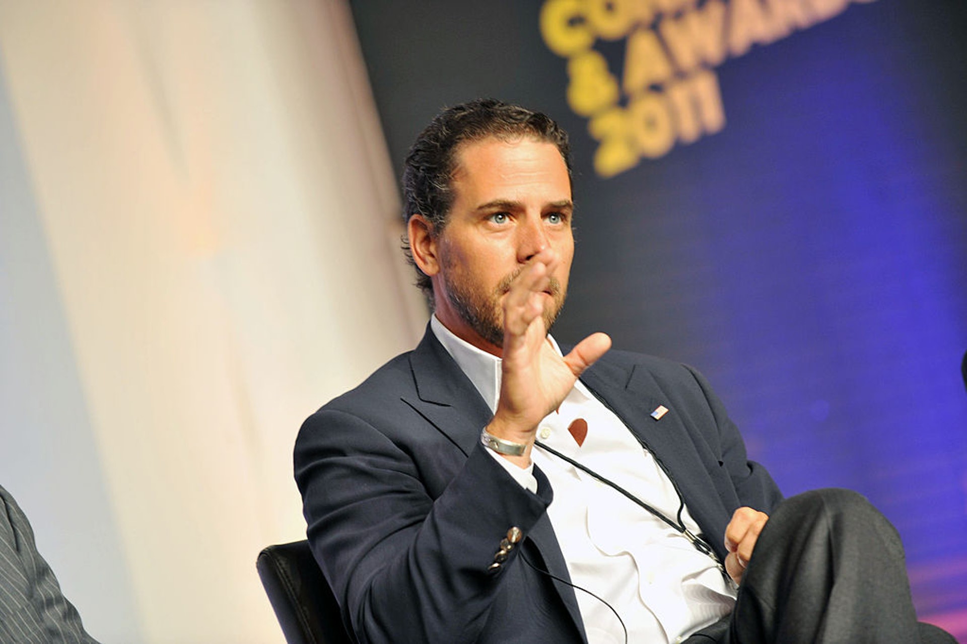 不僅如此,已婚的亨特還在哥哥博(Beau Biden)死後與嫂嫂哈莉(Hallie Olivere Biden)發生不正當關係,兩人熱戀2年,亨特甚至因此與結婚20年的妻子凱瑟琳(Kathleen Buhle)離婚。(GettyImages) 不僅如此,已婚的亨特還在哥哥博(Beau Biden)死後與嫂嫂哈莉(Hallie Olivere Biden)發生不正當關係,兩人熱戀2年,亨特甚至因此與結婚20年的妻子凱瑟琳(Kathleen Buhle)離婚。(GettyImages)