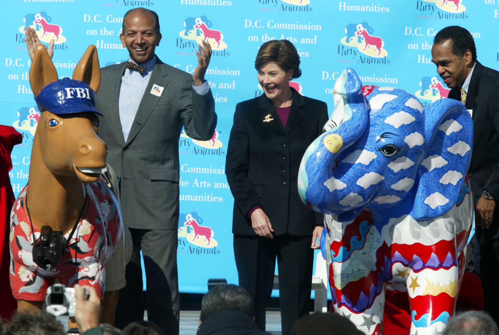 美國大選2020:圖為2002年4月,美國哥倫比亞特區藝術與人文科學委員會(DC Commission on the Arts and Humanities)舉行發布會。委員會製作出200隻經過裝飾的驢子及象的雕塑,將它們置於華盛頓多處歡迎遊客。時任美國第一夫人的勞拉出席發布會,面露笑容。(Getty) 美國大選2020:圖為2002年4月,美國哥倫比亞特區藝術與人文科學委員會(DC Commission on the Arts and Humanities)舉行發布會。委員會製作出200隻經過裝飾的驢子及象的雕塑,將它們置於華盛頓多處歡迎遊客。時任美國第一夫人的勞拉出席發布會,面露笑容。(Getty)