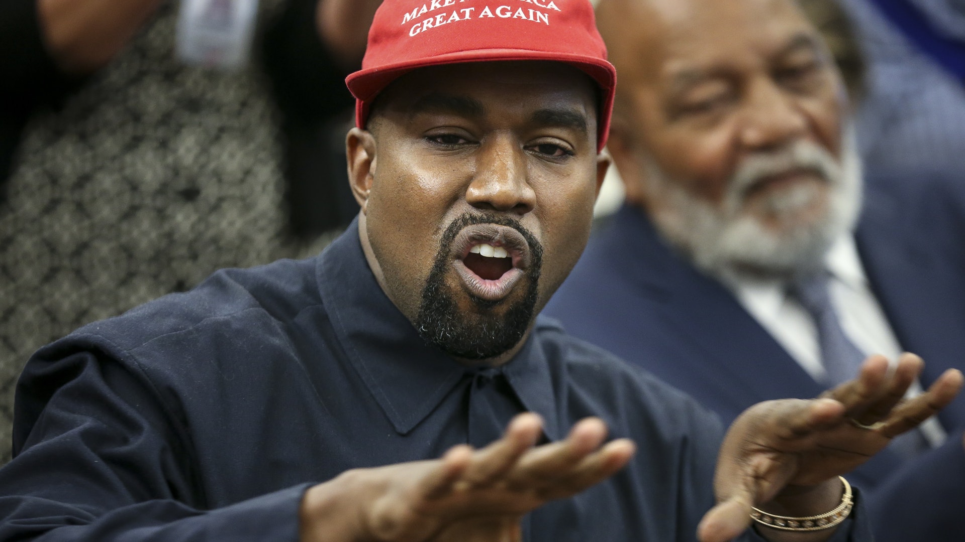 美國大選:圖為2018年10月11日,美國說唱歌手Kanye West(圖)在白宮與總統特朗普見面時發言。(Getty) 美國大選:圖為2018年10月11日,美國說唱歌手Kanye West(圖)在白宮與總統特朗普見面時發言。(Getty)