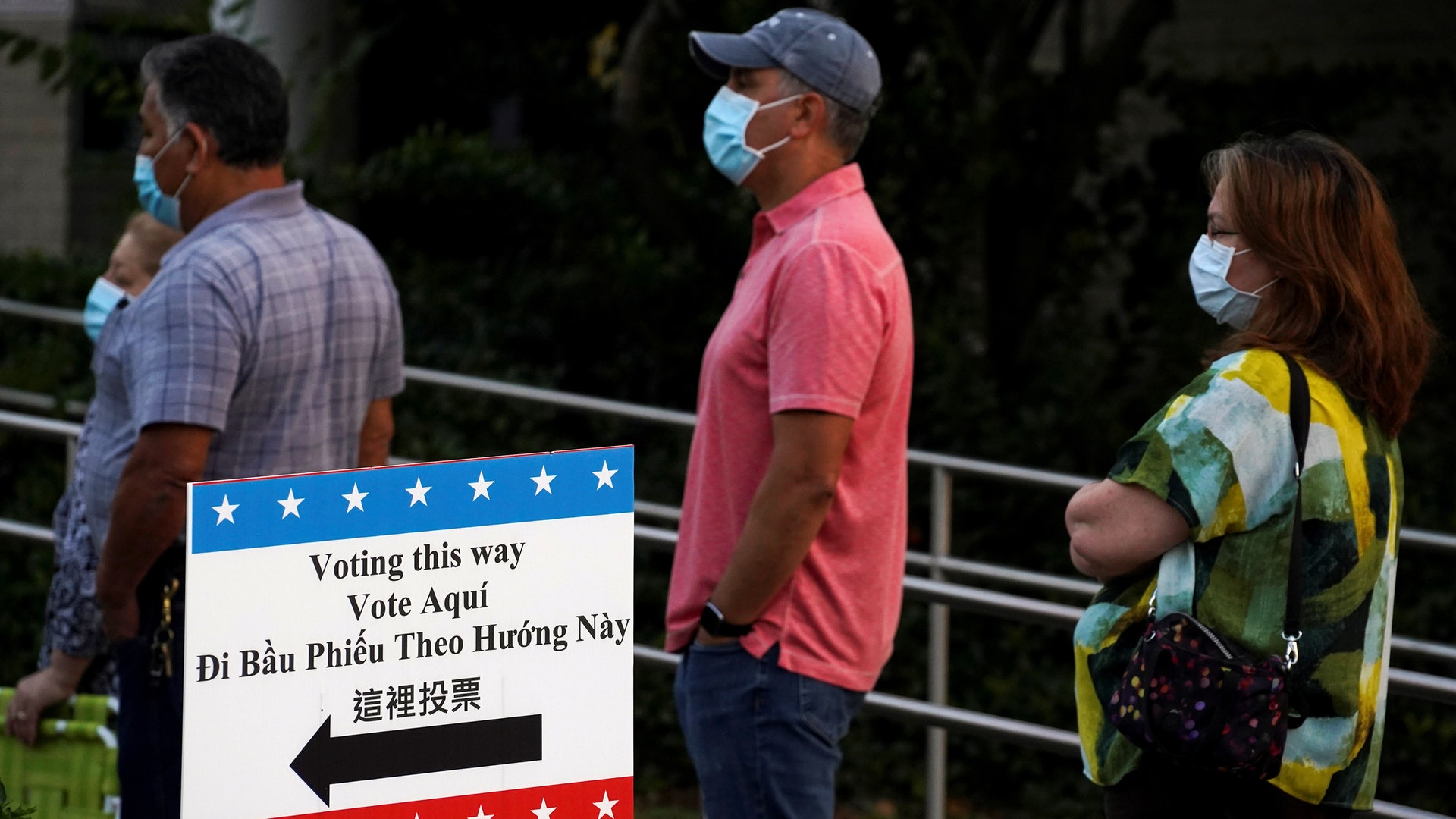 美國大選:圖為10月13日,德州選民在票站排隊,準備提前投票。(Reuters) 美國大選:圖為10月13日,德州選民在票站排隊,準備提前投票。(Reuters)