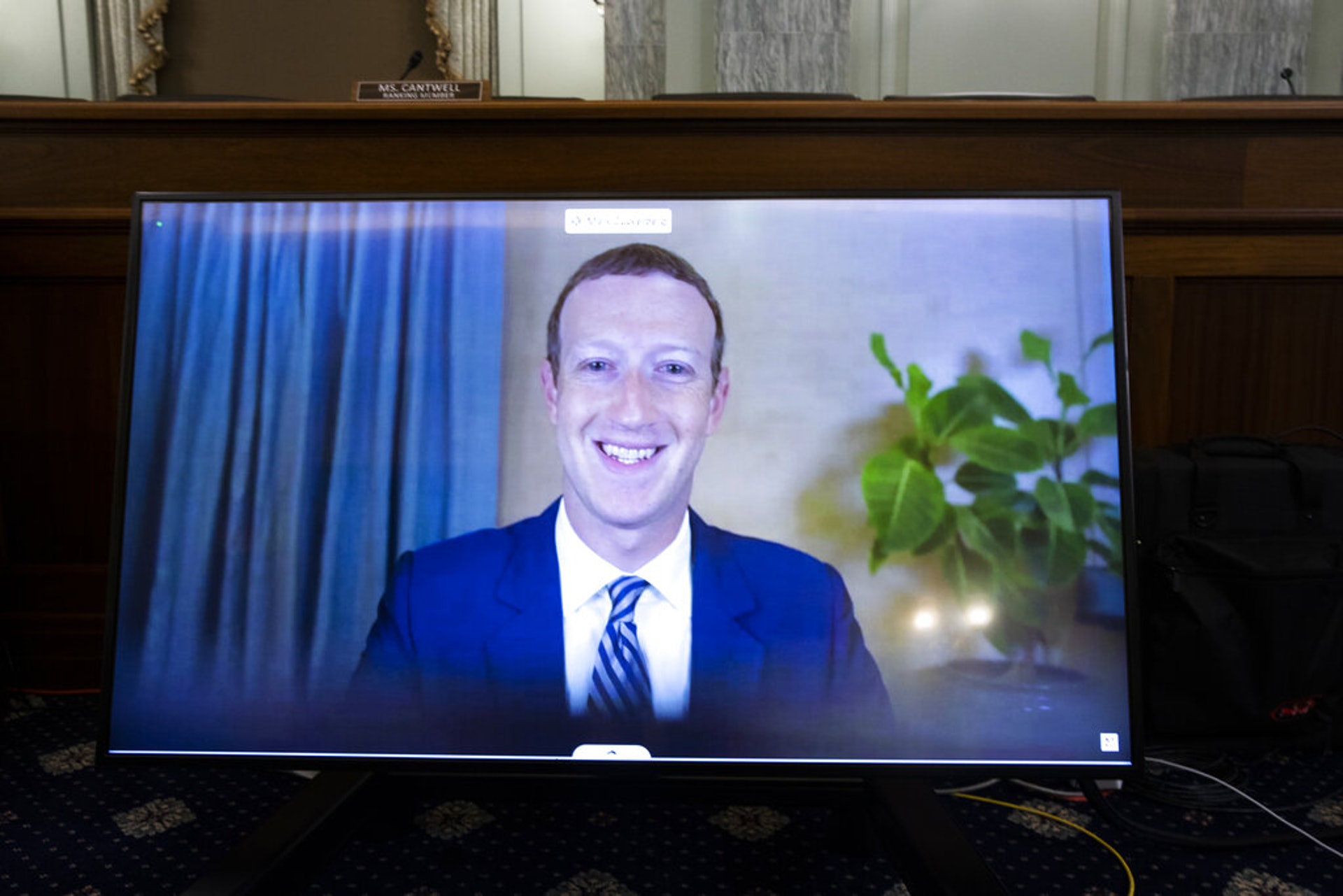 圖為2020年10月28日,Facebook行政總裁朱克伯格出席參議院聽證會。(AP) 圖為2020年10月28日,Facebook行政總裁朱克伯格出席參議院聽證會。(AP)