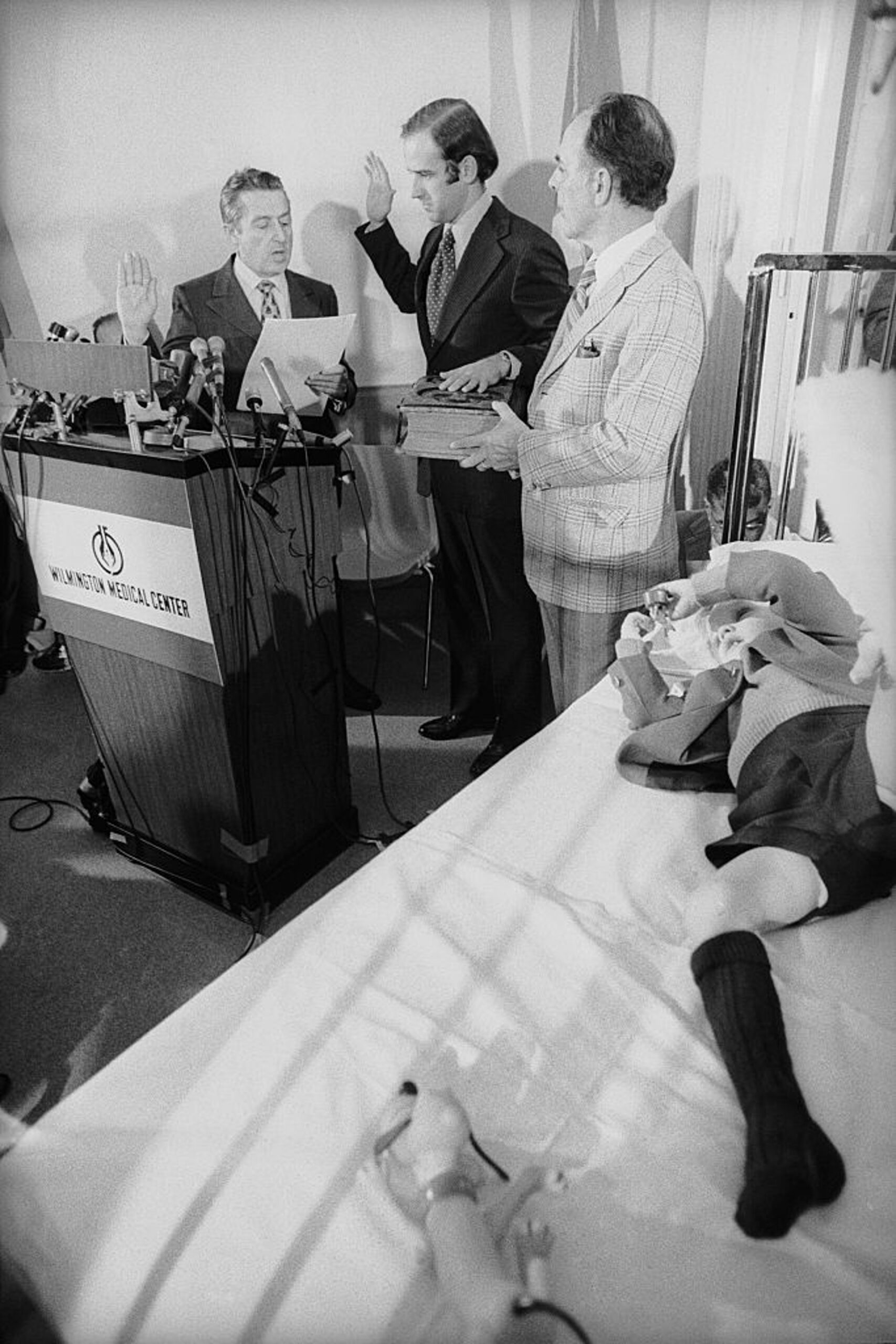 1973年1月，為了方便照顧因車禍受傷的兒子，拜登在醫院宣誓成為特拉華州聯邦參議員（Getty）