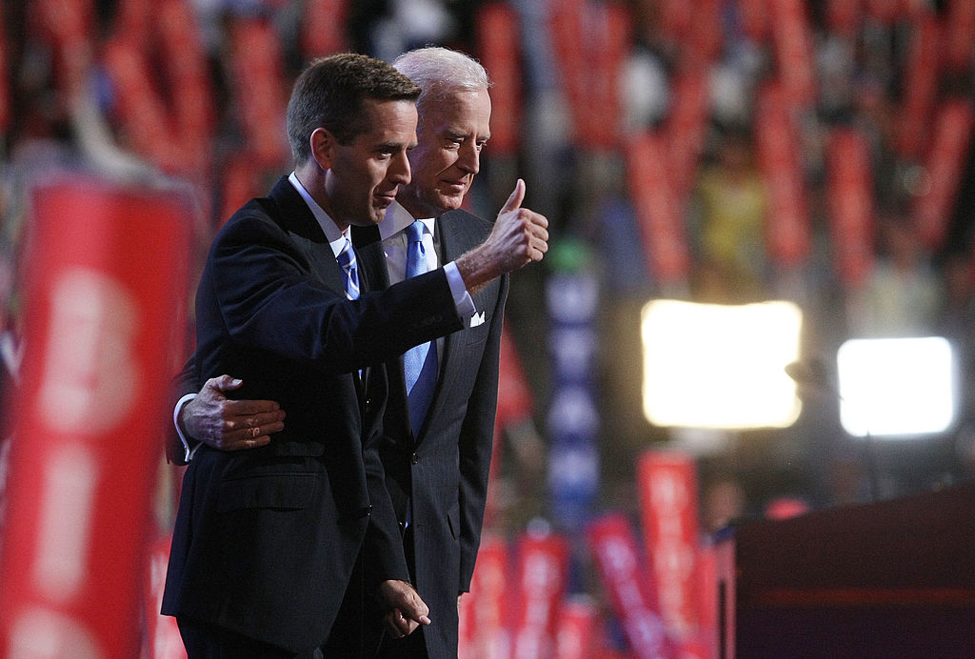 兒子博·拜登（Beau Biden，左）2015年因腦癌英年早逝，成為拜登（右）一生之痛。圖為博·拜登2008年8月現身選舉活動支持父親競選美國副總統（Getty）