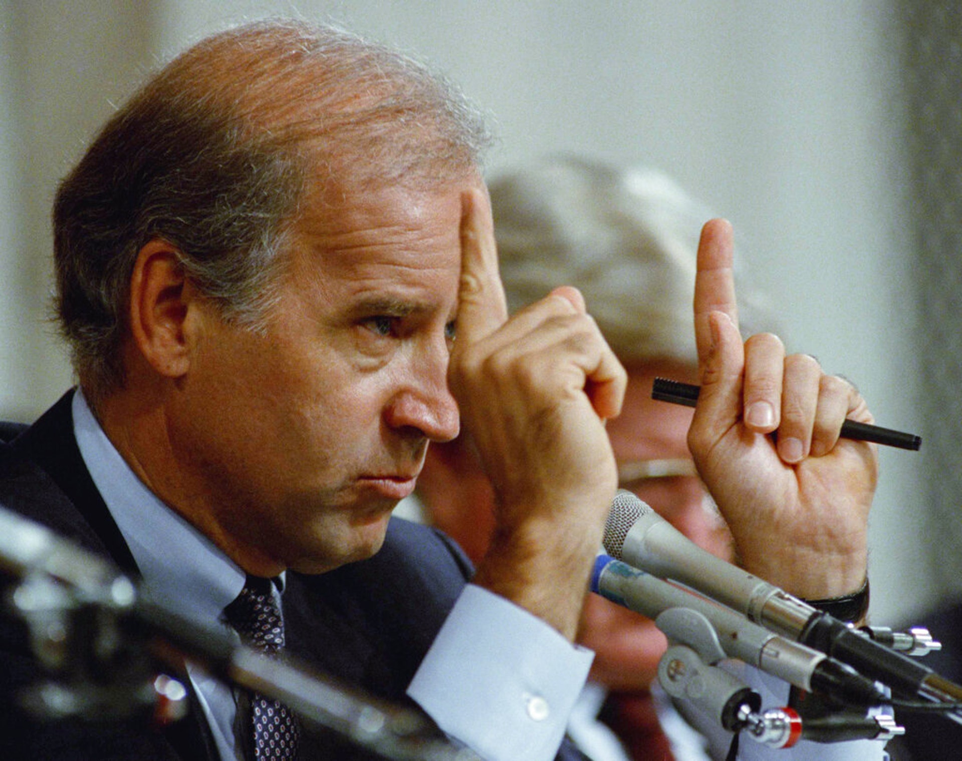 美國大選2020：圖為拜登1991年10月12日出席參議院聽證會時的情形。當時他是參院司法委員會的主席。（AP）