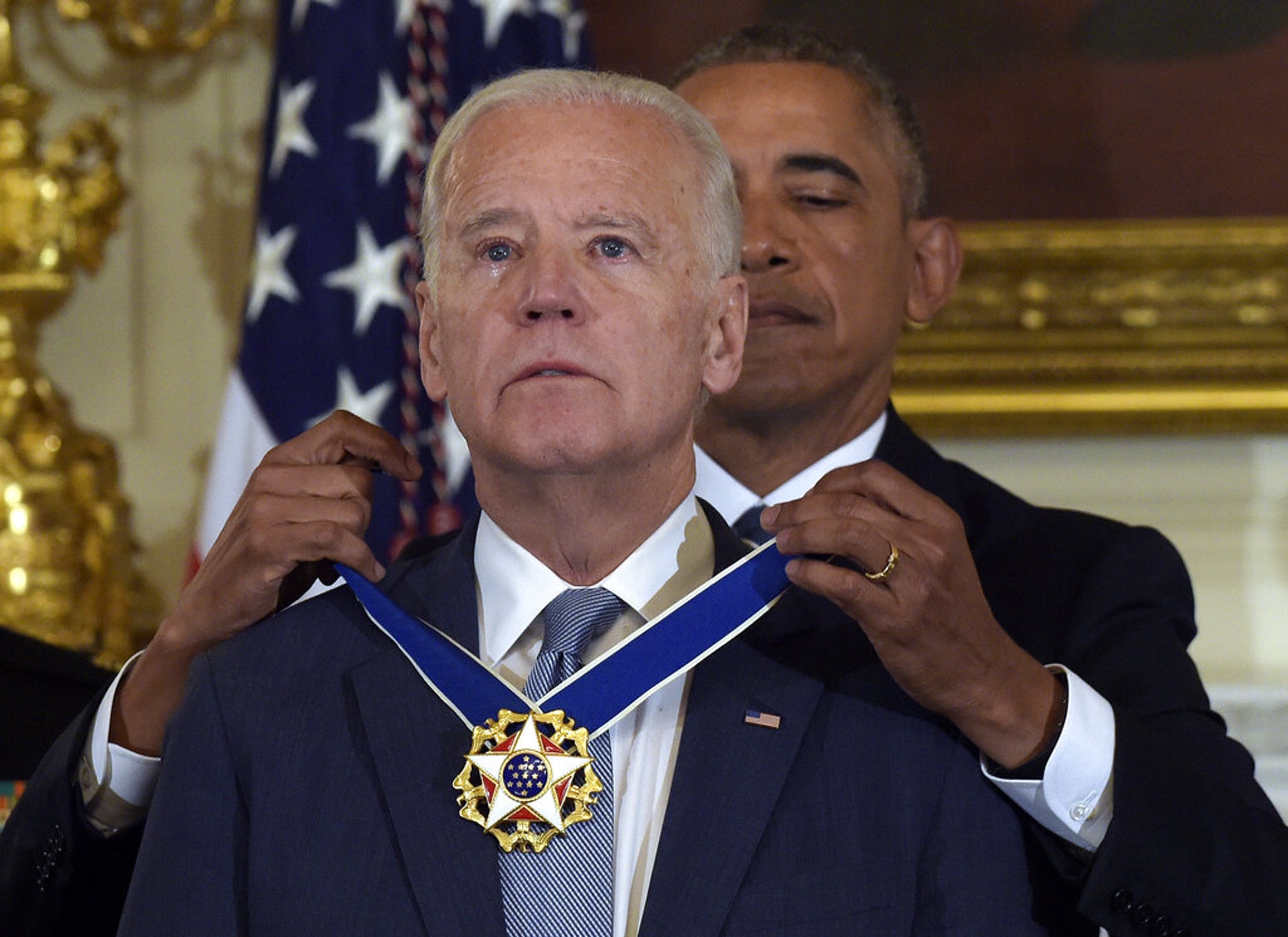 美國大選2020：圖為2017年1月12日時任美國總統的奧巴馬在白宮國宴室，為副手拜登戴上總統自由勳章（Presidential Medal of Freedom）。（AP）