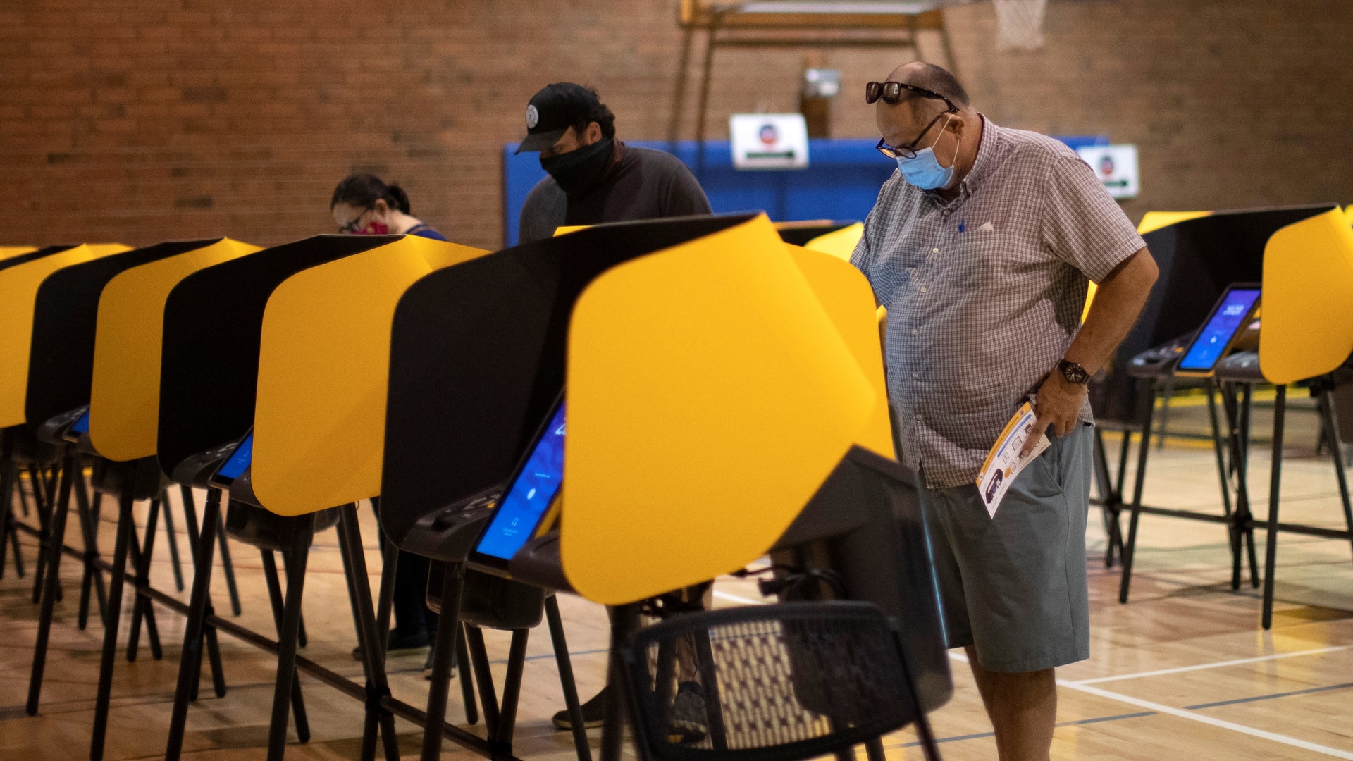 美國大選：圖為11月2日，加州民眾在票站內為美國大選投票。（Reuters）