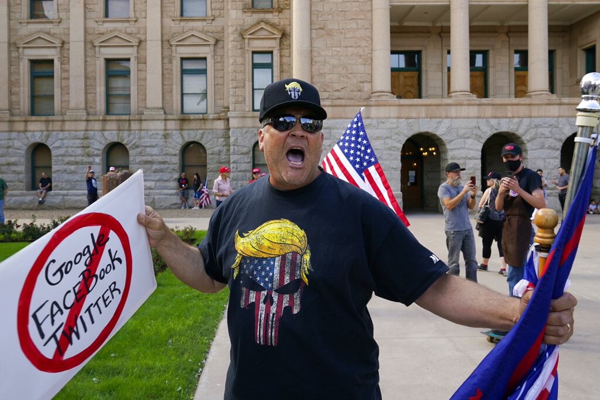 美國大選（US election）：圖為11月7日一名身在鳳凰城的特朗普支持者在亞利桑那州的議會大樓下叫囂。（AP）