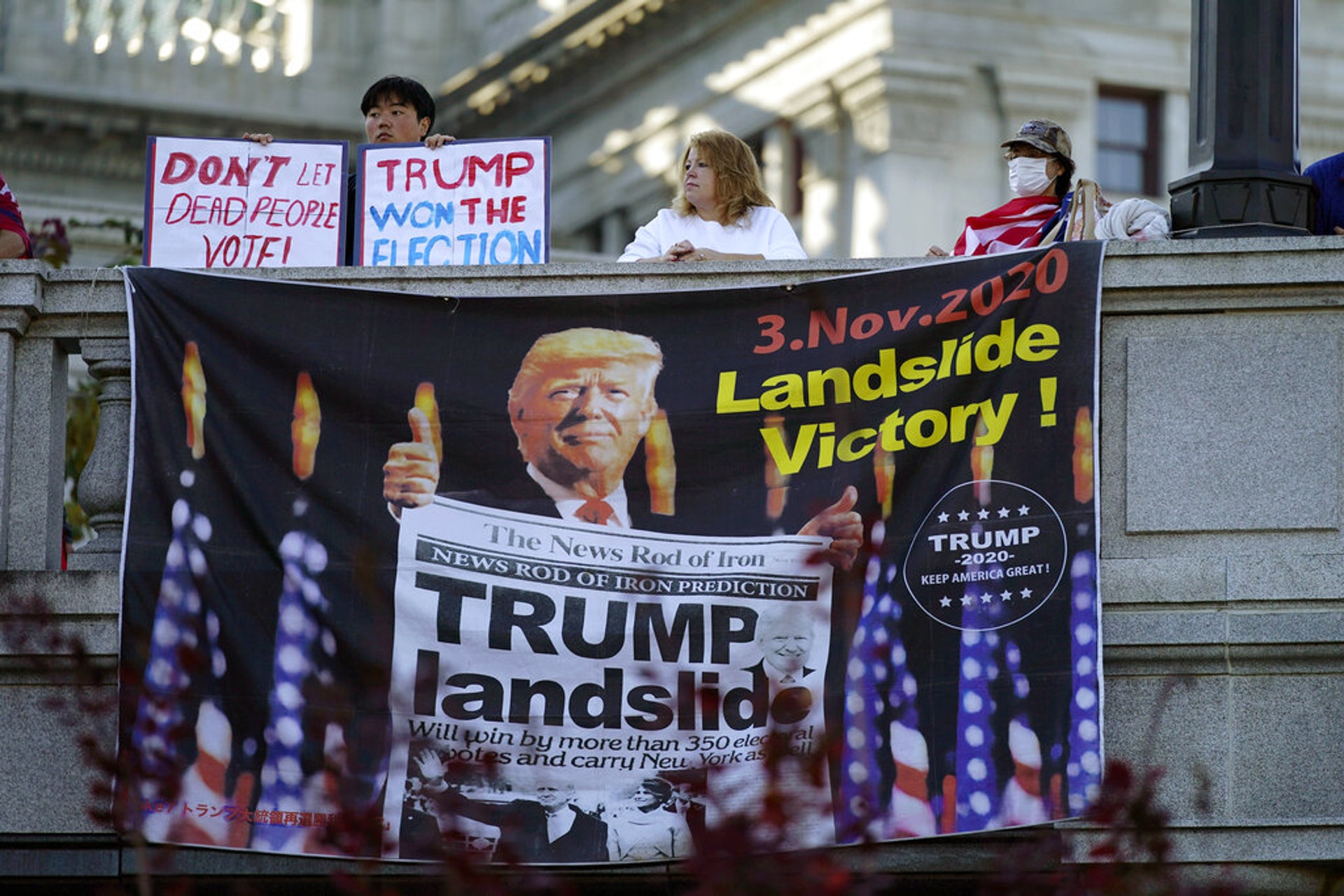 美國大選（US election）：圖為11月7日賓夕法尼亞州哈里斯堡的特朗普支持者，在街上一處掛出慶祝特朗普壓倒性取勝的橫額。不過它上面印有的訊息已不會實現。特朗普的支持者臉上已沒有絲毫笑容。（AP）