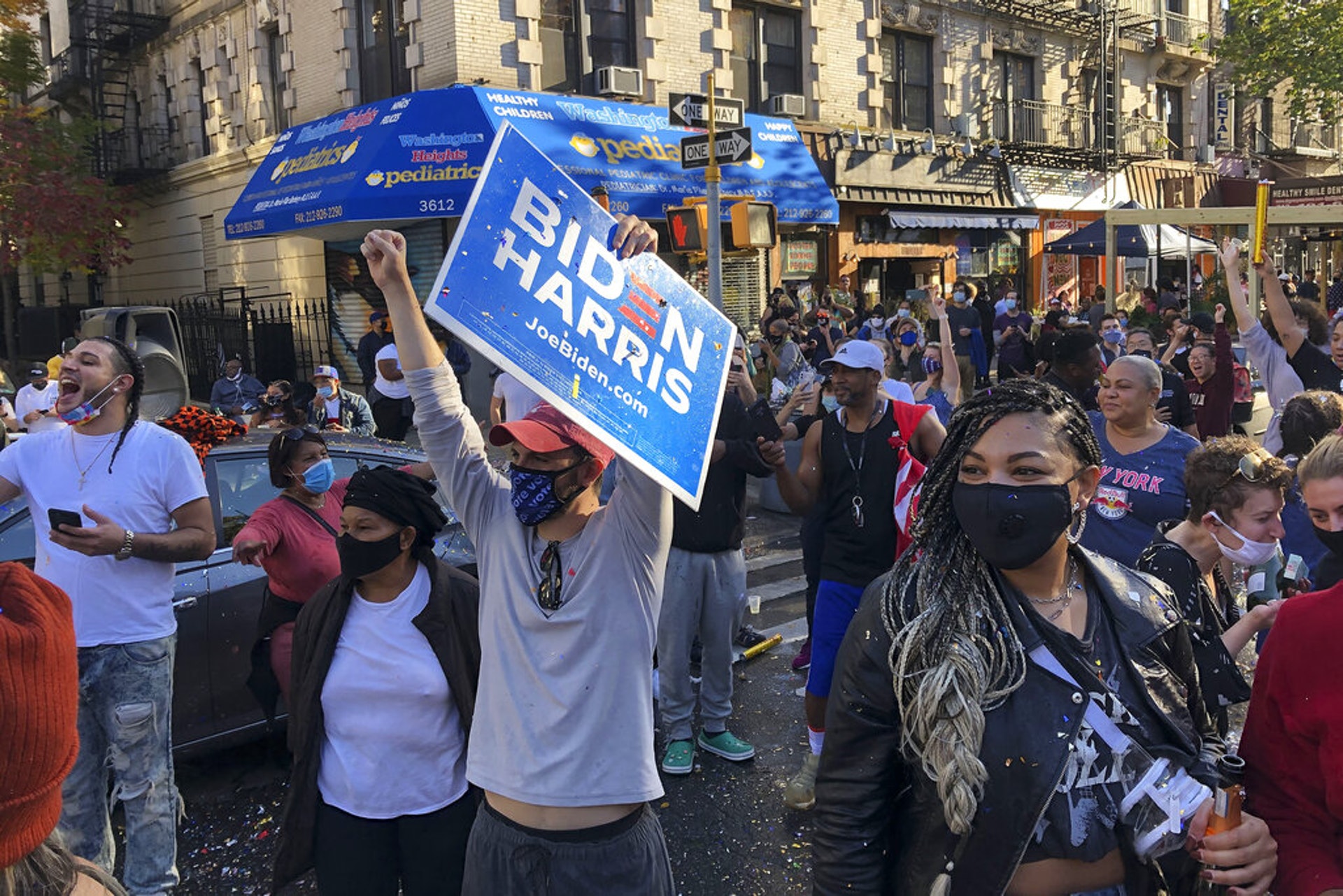 美國大選（US election）：圖為美國紐約哈林區的拜登支持者走到街上慶祝，喜悅之情溢於言表。（AP）