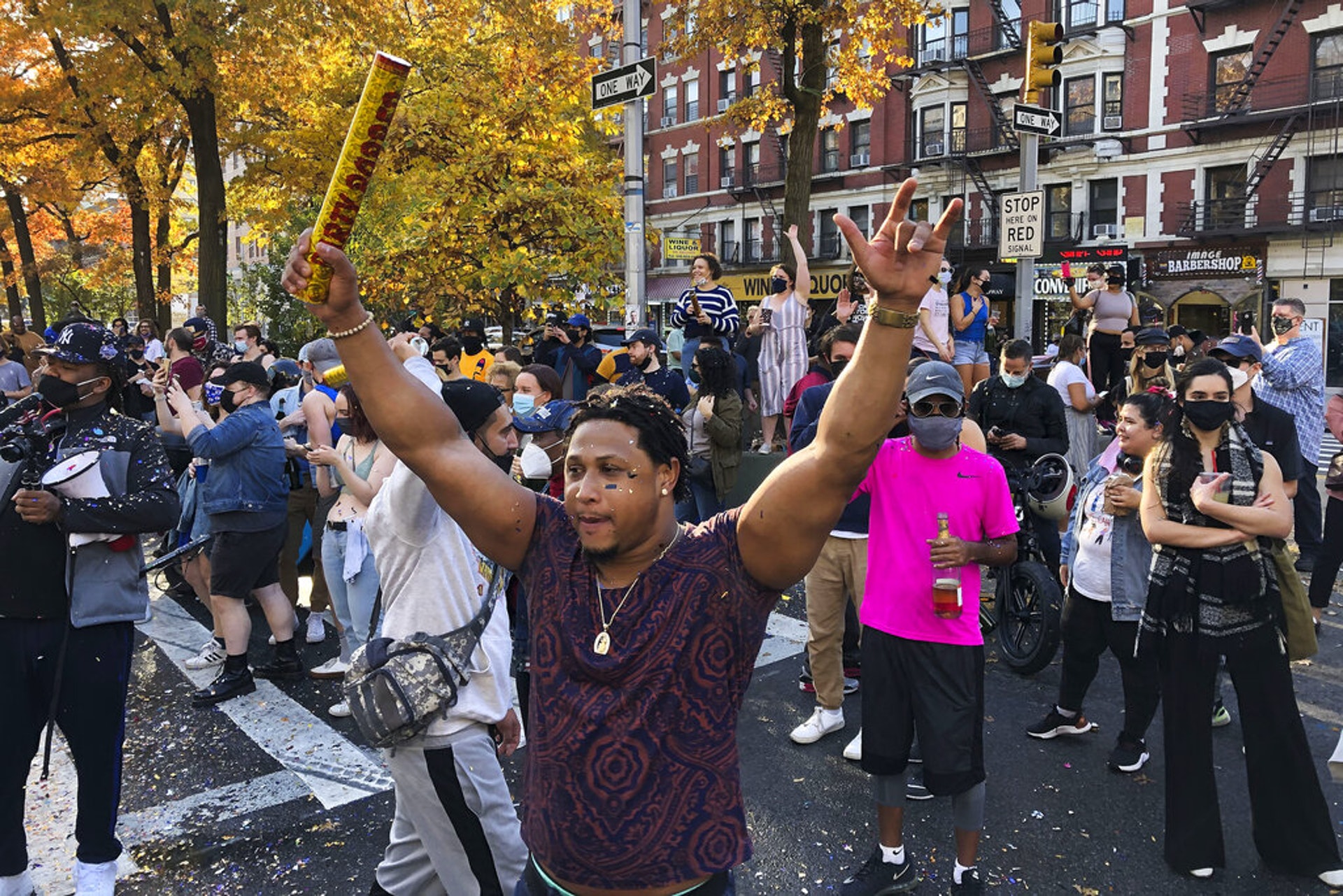 美國大選（US election）：圖為美國紐約哈林區的拜登支持者走到街上慶祝。（AP）