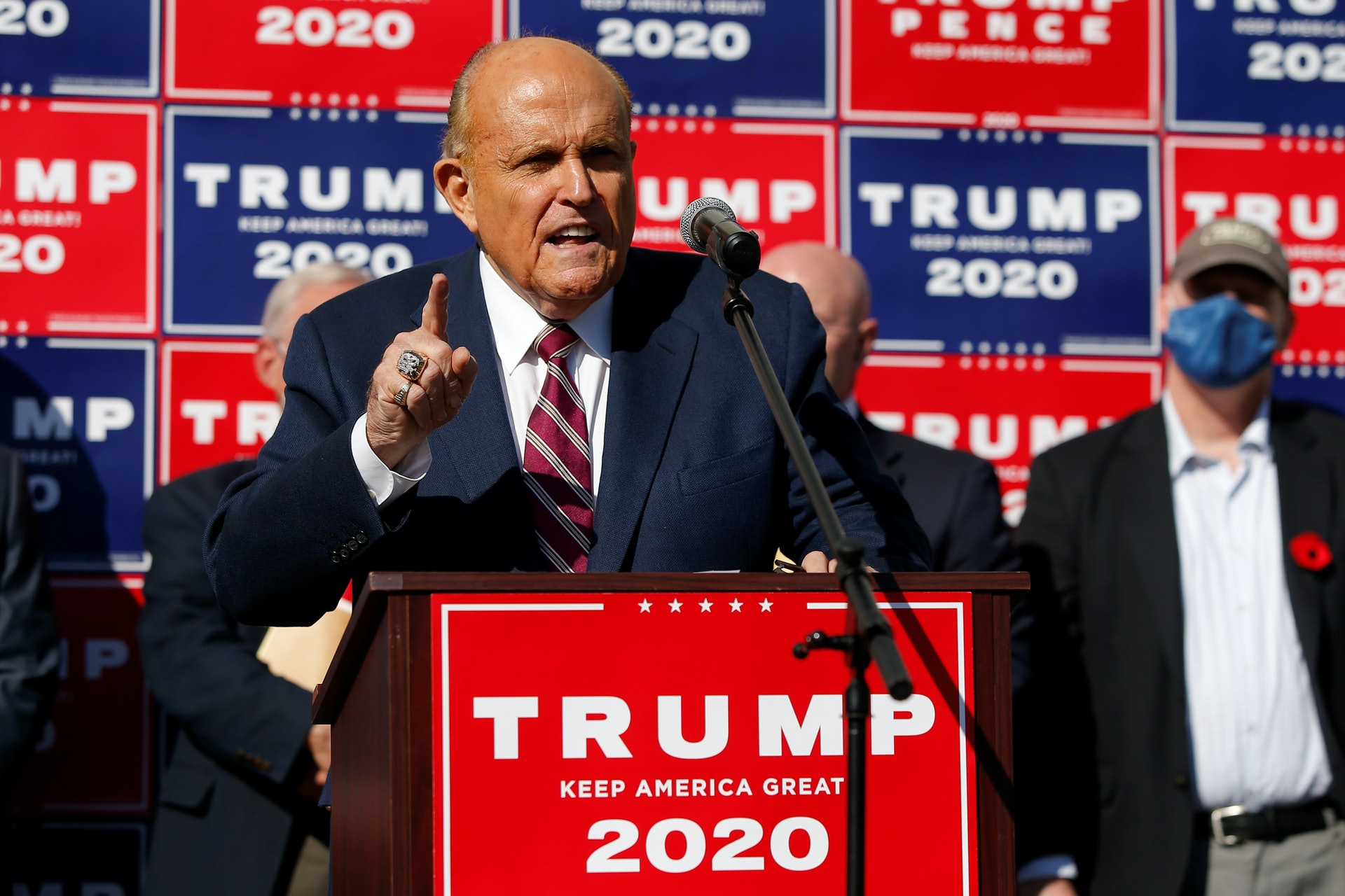 11月4日，特朗普的私人律師朱利亞尼（Rudy Giuliani）在媒體宣佈拜登贏得賓州後會見記者，宣佈有關選舉的法律訴訟相關事宜。（路透）