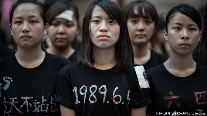 Hunderte Menschen demonstrieren vor Tiananmen-Jahrestag in Hongkong 4.6.2014 (PHILIPPE LOPEZ/AFP/Getty Images) Hunderte Menschen demonstrieren vor Tiananmen-Jahrestag in Hongkong 4.6.2014 (PHILIPPE LOPEZ/AFP/Getty Images)