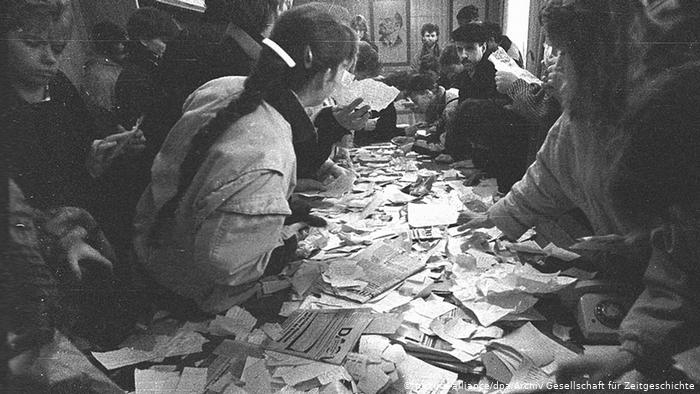 Stasi Zentrale Erfurt Stürmung 1989 (picture-alliance/dpa/Archiv Gesellschaft für Zeitgeschichte)