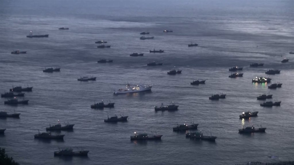 南韓鬱陵島市長金炳洙說，遇到惡劣天氣時，一支由200多艘中國魷魚船組成的艦隊為躲避風浪同時抵達鬱陵港口，但他沒有能力讓他們離開。（非法海洋計畫提供）