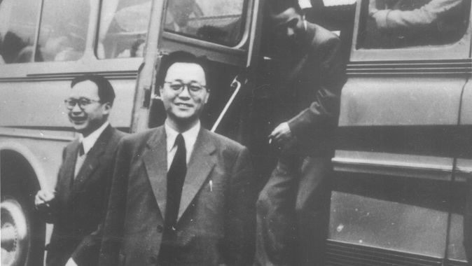 黄敬(中)1956年率团赴苏联考察归国时摄。(Public Domain)