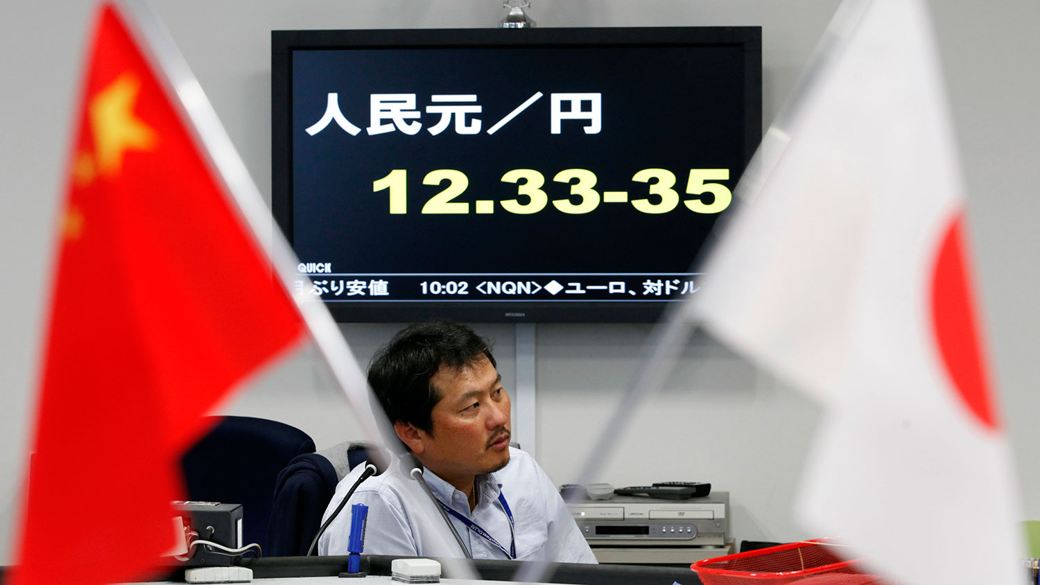 资料图片:2012年6月1日,东京一间外汇交易室的电子板上,显示日元对人民币的汇率。(路透社) 资料图片:2012年6月1日,东京一间外汇交易室的电子板上,显示日元对人民币的汇率。(路透社)