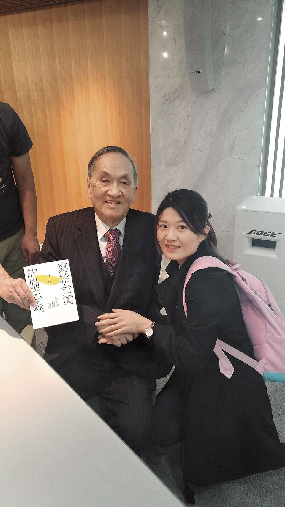 彭明敏在新書發表會與魏廷朝女兒魏筠重逢（右圖），彭與家人疏離，將魏筠視為孫女一樣的疼愛。