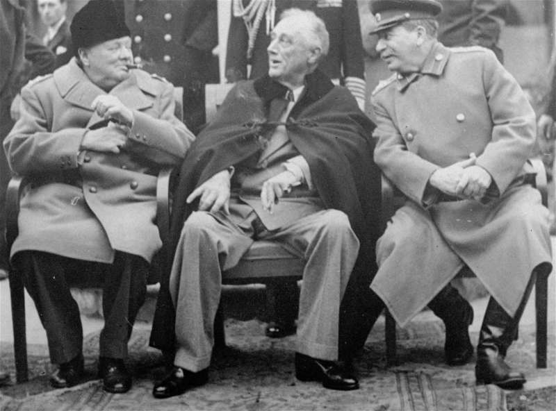 1945年雅爾達會議，世界三大強權領袖美國總統羅斯福、英國首相邱吉爾和蘇聯人民委員會主席史達林會面。(美聯社)