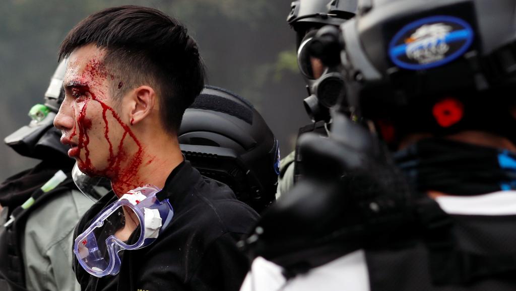 香港警察抓捕试图逃离科大校园的学生,2019年11月18日。