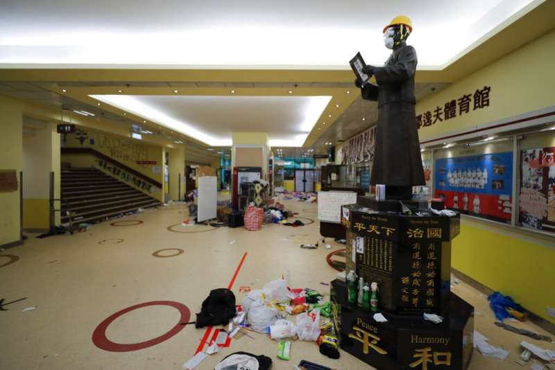 香港理工大學內的孫中山銅像被裝扮成抗爭者的樣子。（AP）