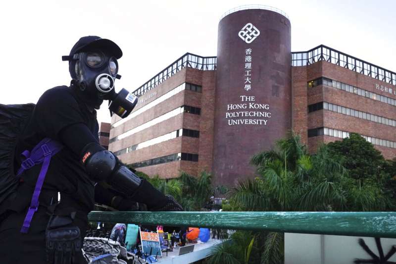 在香港理工大學裡的「反送中」抗議者。（美聯社）