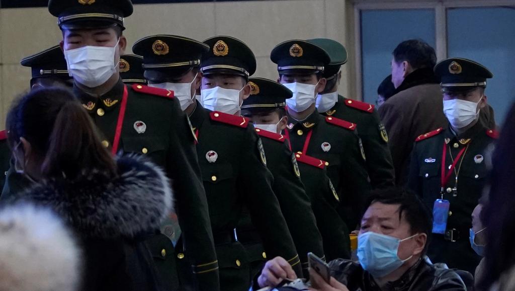 上海,22号,武警戴着口罩在上海地铁巡逻。