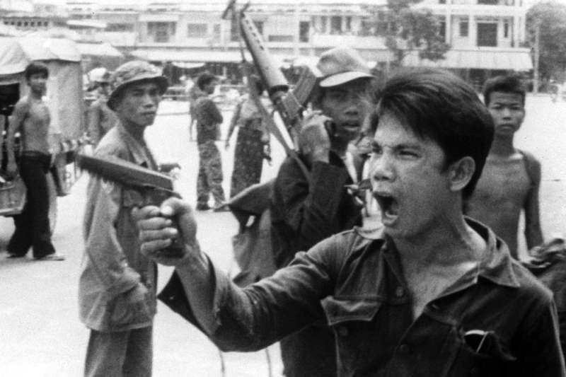 1975年「赤柬」(Khmer Rouge)士兵逼金邊城市居民遷移到農村。(AP ) 1975年「赤柬」(Khmer Rouge)士兵逼金邊城市居民遷移到農村。(AP )